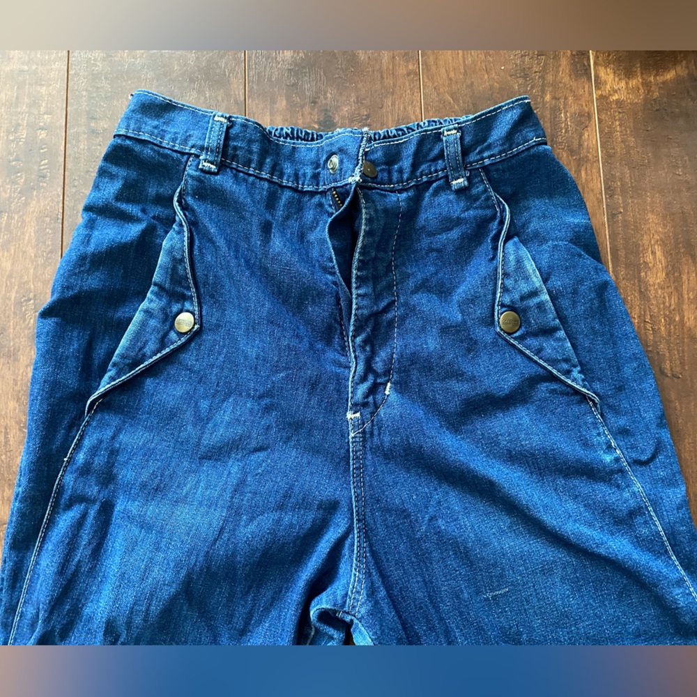 Vintage Jeans with elastic waist and snap closure.